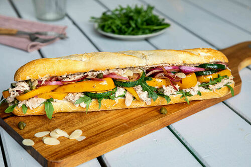 Italienisches Thunfischbaguette mit gegrilltem Gemüse und Rucola