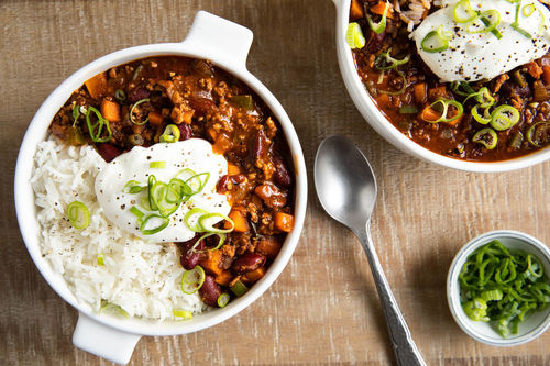 Buntes Chili con Carne mit Crème fraîche und Reis