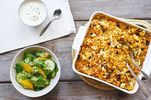Schneller Blumenkohl-Reis- Auflauf mit Gurkensalat