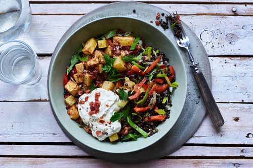Lauwarmer Speck-Kartoffelsalat mit Belugalinsen und Paprika