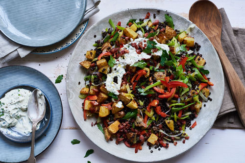 Belugalinsen-Salat mit Ofenkartoffeln und Speckwürfeln