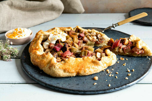 Back-Special: Rhabarber-Feigen-Galette mit Haselnüssen und Orangen-Crème-fraîche