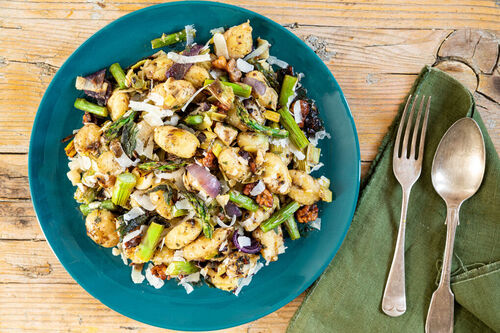 Gnocchi mit grünem Spargel und Walnuss würzig-fein mit Salbei und Käse