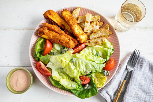 Tofu in Kichererbsenpanade vegan mit Selleriepommes und Salat mit Remoulade