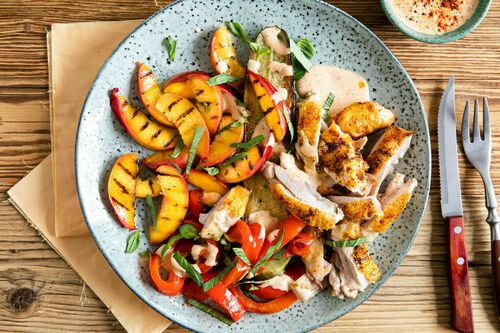Würziges Hähnchen Low Carb mit gegrillter Nektarine und Gemüse