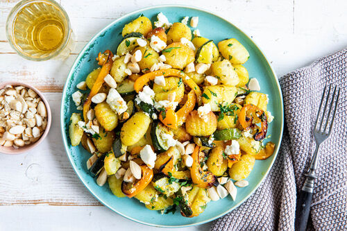 Zucchini-Paprika-Gnocchi mit Feta würzig-fein mit Zitronenpesto und Mandeln