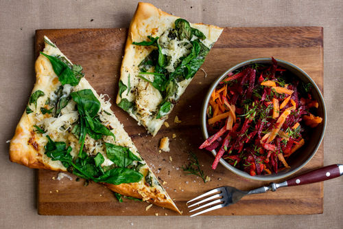 Sauerkraut-Spinat-Flammkuchen mit Rote-Beete-Karotten-Salat