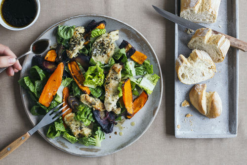 Leichte Hähnchenbruststreifen auf Karottensalat mit Kürbiskernen