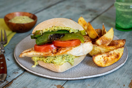 Hähnchensandwich mit Röstkartoffeln und cremiger Paprika-Koriander-Sauce