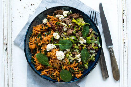 Griechisches Hack mit Risoni und getrockneten Tomaten