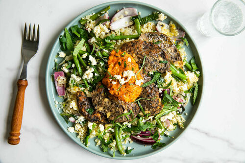 Champignonpatty mit Tomatendip & Feta auf Bulgur mit grünen Bohnen