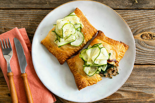 Blätterteigtaschen mit Hack und Spinat dazu Zucchini mit Minze
