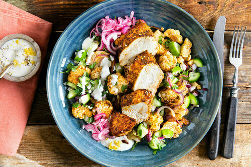 Libanesischer Hähnchenteller Low Carb mit gebackenem Blumenkohl und Gurke