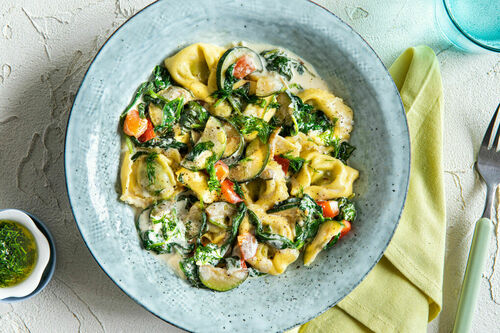 Pesto-Tortelloni mit Paprika und Zucchini in Spinatsauce mit Zitronen-Dill-Gremolata