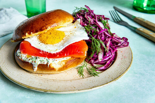 Brioche-Brötchen mit Spiegelei und Käse mit Paprika und würzigem Rotkohlsalat