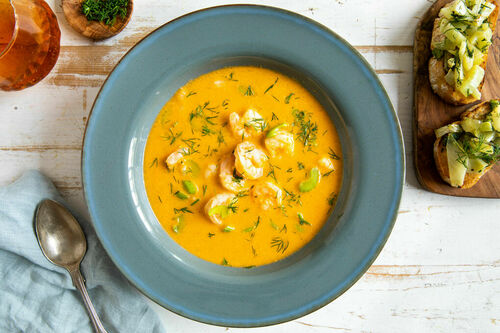 Garnelen in Fenchel-Tomaten-Suppe dazu Crostini mit Dill