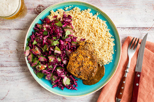 Schweinesteak kubanische Art mit Couscous und Rotkohlsalat