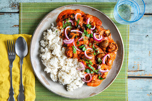Auberginen-Champignon-Gemüse mit Kokosreis und frischen Kräutern