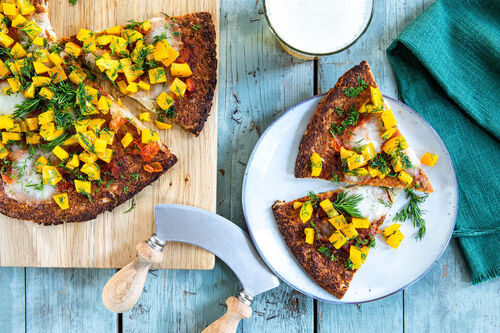 Blumenkohl-Ofenpfannkuchen mit Mozzarella und frischer Tomatensauce