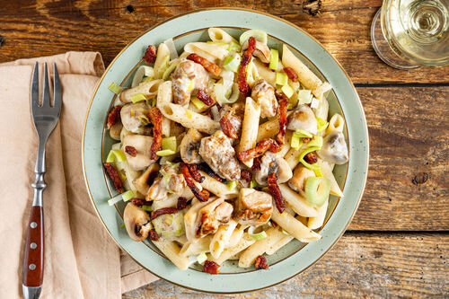 Hähnchen-Penne mit knusprigem Speck in cremiger Champignon-Lauch-Sauce