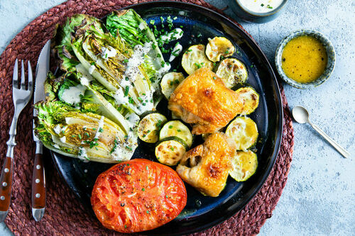 Hähnchen und gebackenes Gemüse mit cremigem Schnittlauch-Zitronen-Dressing