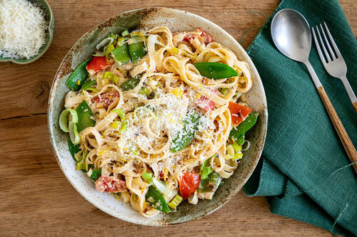 Tagliatelle mit Kaiserschoten und Lauch in cremiger Sauce mit Trüffelöl und Käse