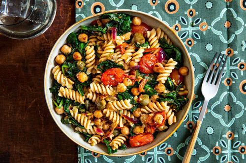 Vollkornpasta mit Kichererbsen fruchtig-fein mit Tomaten, Spinat und Kapern