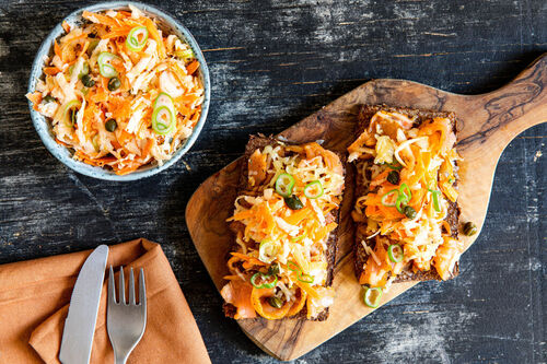 Räucherlachs Pastrami-Style mit Käse dazu Karotten-Sellerie-Salat mit Kapern