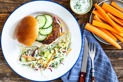 Pikanter Schweinefleischburger mit Karottensticks und Ranch-Salat