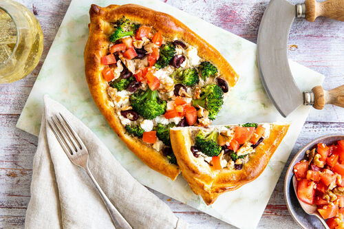 Brokkoli-Feta-Pizzaboote mit Oliven und Tomaten-Walnuss-Salsa