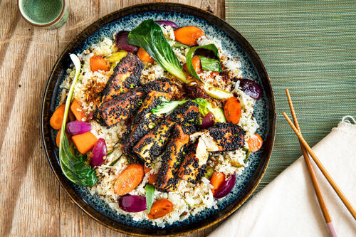 Tofu mit schwarzem Sesam Low Carb auf Blumenkohlreis und gebratenem Gemüse