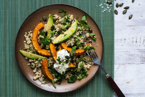 Frischer Quinoa-Avocado-Salat mit geröstetem Kürbis