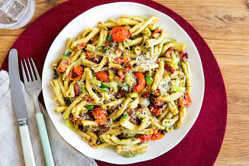 Tomaten-Lauch-Pasta mit Speck und Avocado-Haselnuss-Pesto