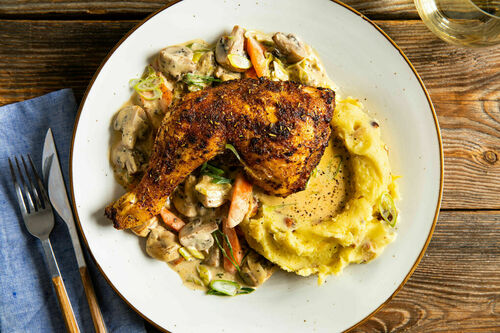 Hähnchenschenkel mit Rahmgemüse auf Kartoffelpüree mit Haselnüssen