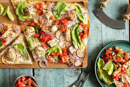 Hähnchenflammkuchen „Mexiko“ mit Guacamole und Tomatensalsa