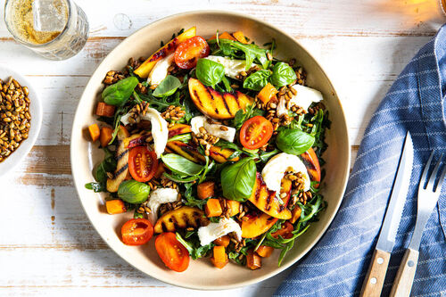 Mozzarella-Nektarinen-Salat mit Süßkartoffel und Sonnenblumenkernen