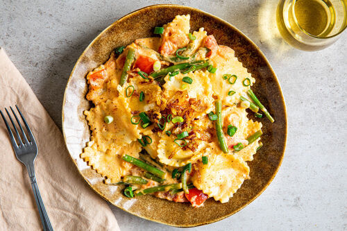 Ricottaravioli mit Knusper-Schalotten und cremiger Tomaten-Bohnen-Sauce