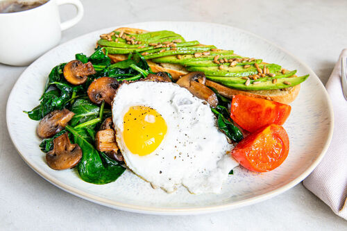 Special: Ei mit Pilzen und Spinat auf Vollkornbaguette mit Avocado