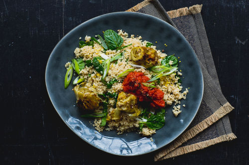 Vegane Ofenartischocken mit Couscous und Romesco-Sauce