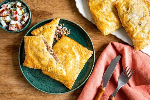 Würzige Hackfleischtaschen dazu Tomaten-Gurken-Salat mit Joghurt