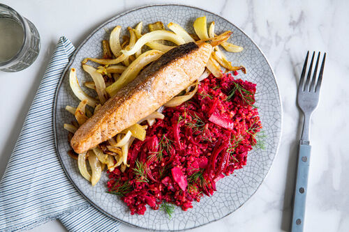 Lachsfilet mit gebratenem Fenchel und Rote-Bete-Kokos-Bulgur