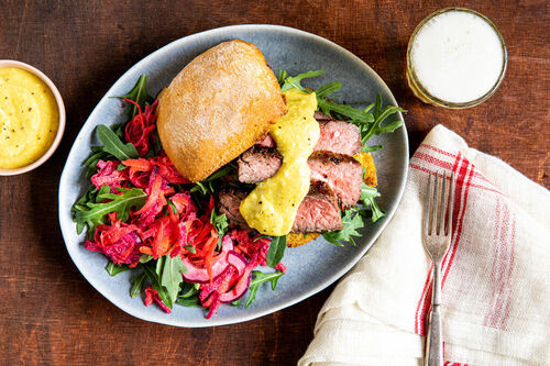 American Steak Sandwich mit Rucola, Käsesauce und Rote-Bete-Salat