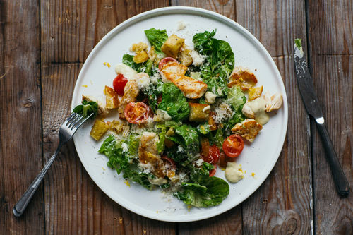 Caesar Salad mit gebratenen Hähnchenbruststreifen