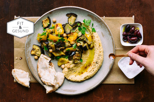 Orientalisches Abendbrot mit Hummus und Grillgemüse