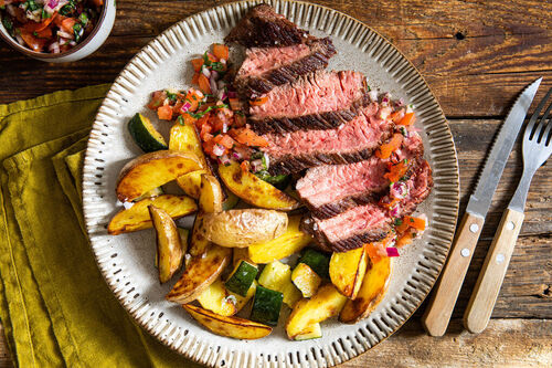 Rindersteak mit Tomaten-Basilikum-Salsa dazu gebackene Kartoffeln und Zucchini