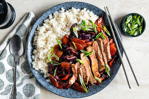 Rindersteak koreanische Art mit Rotkohl-Birnen-Pfanne und Sushireis