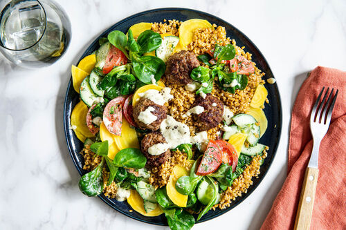 Hackbällchen auf Bulgur-Bete-Salat mit Kapern-Käse-Dressing