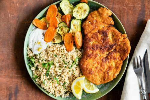 Paniertes Hähnchenschnitzel mit Kräuter-Couscous und gegrilltem Gemüse