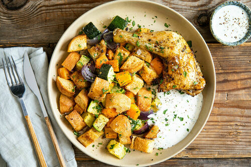 Hähnchenschenkel mit geröstetem Brot und Karotten-Zucchini-Gemüse