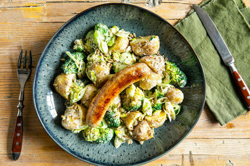 Rindswurst und Kartoffel-Brokkoli-Salat mit Joghurt-Senf-Dressing